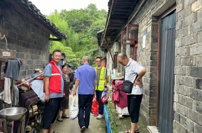 闻汛而动筑防线 冲锋在前护平安