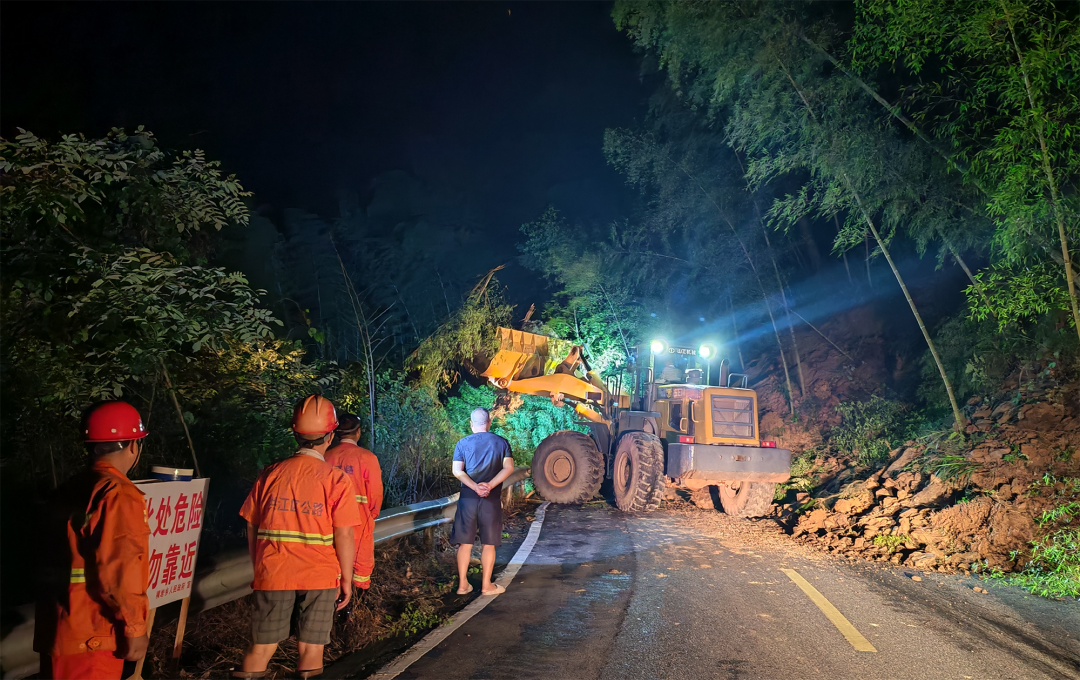 洪江区快速处置两处道路塌方