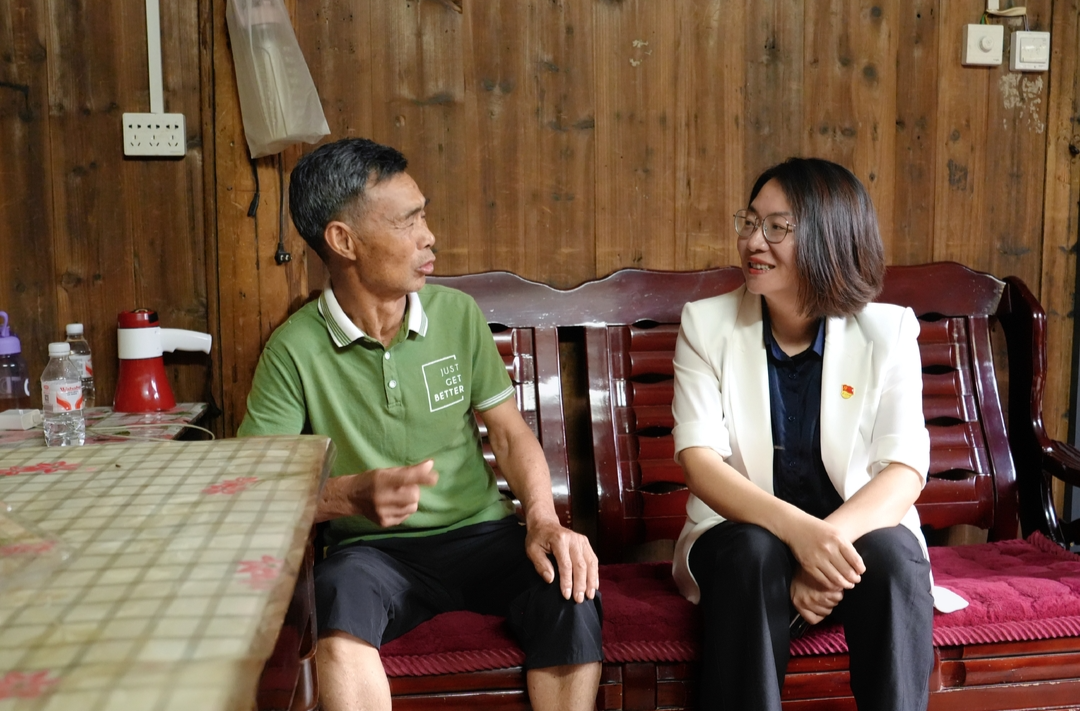杨健桃、罗欣“七一”前夕分别走访慰问特困党员