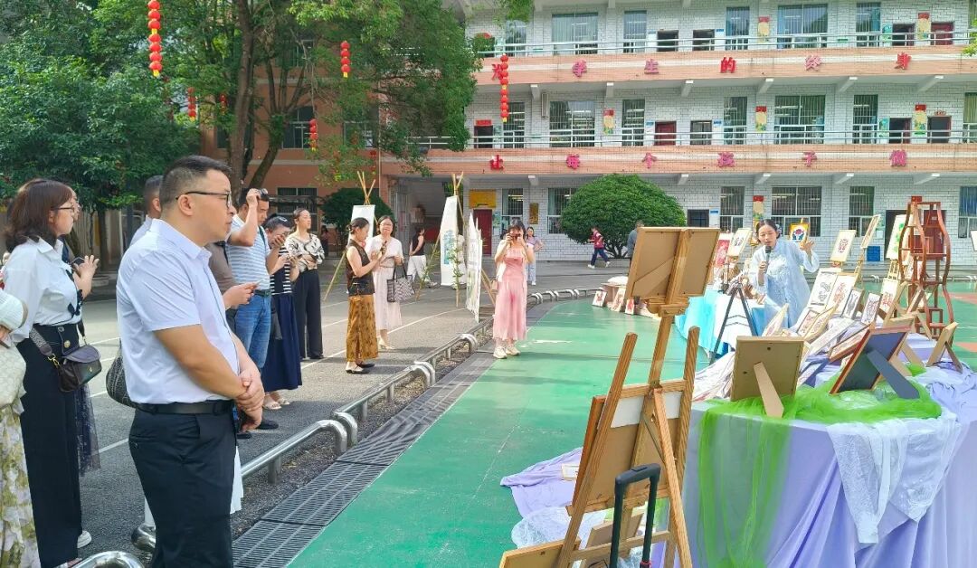 九秩芳华剪韵长，非遗润德育新人