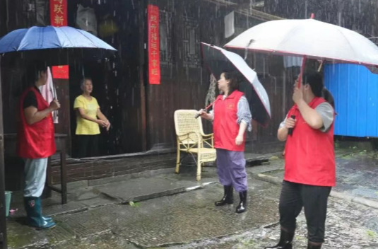 暴雨值守不松懈  坚守一线护安全