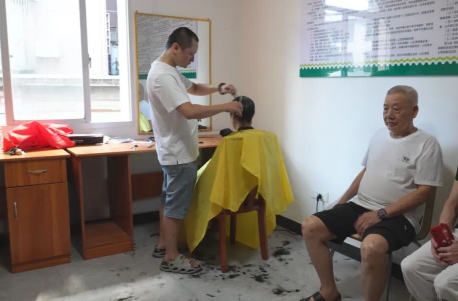 爱心义剪进社区 便民服务暖人心