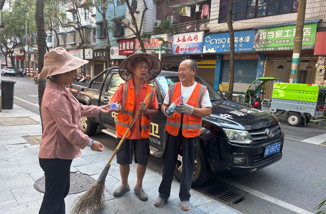 酷暑送清凉 关爱暖一线