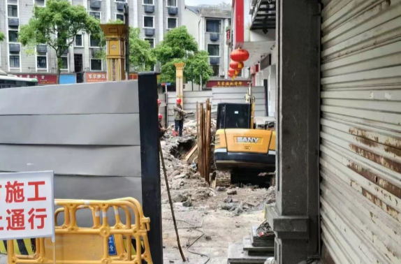 隐患清零保通行 修缮路面暖民心
