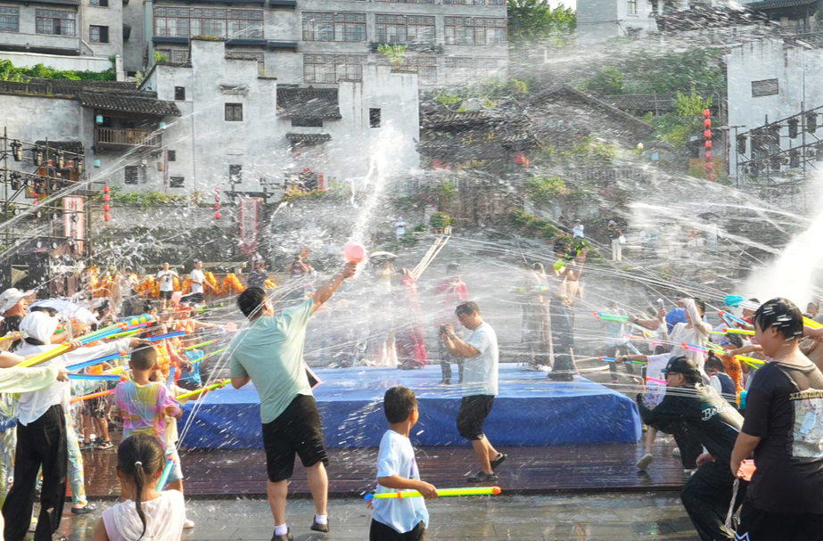 洪江古商城“泼水狂欢”今日开启，“八月天天乐”即将接档