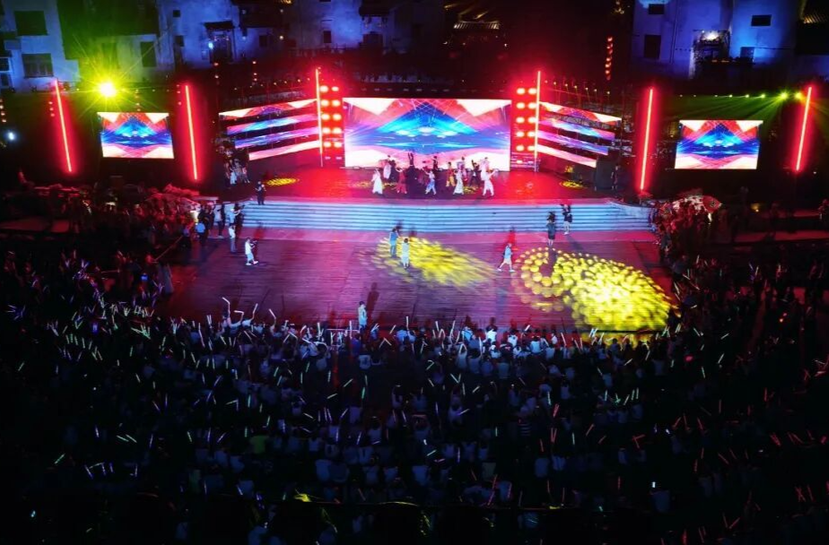 非遗巡游，持续点燃洪江古商城的夏夜火热狂欢！