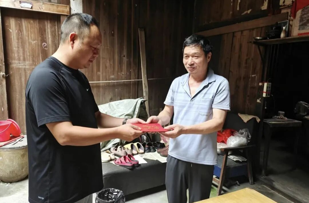 走访慰问送关怀 情暖退役军人心