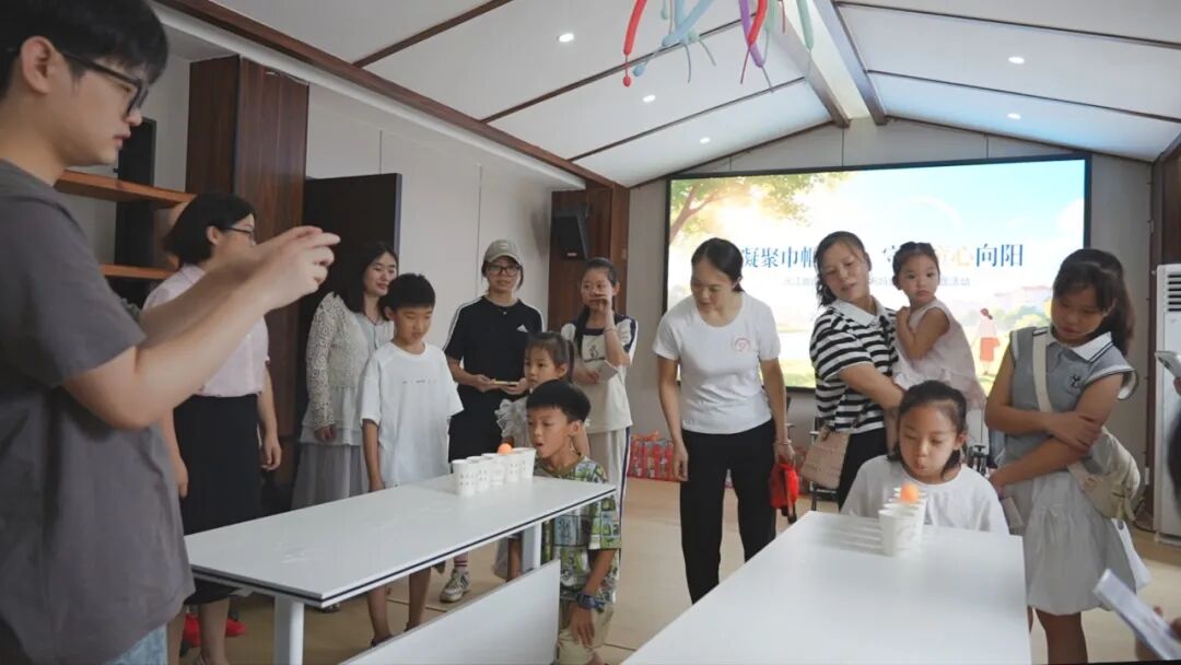 “爱心妈妈”结对帮扶暖童心