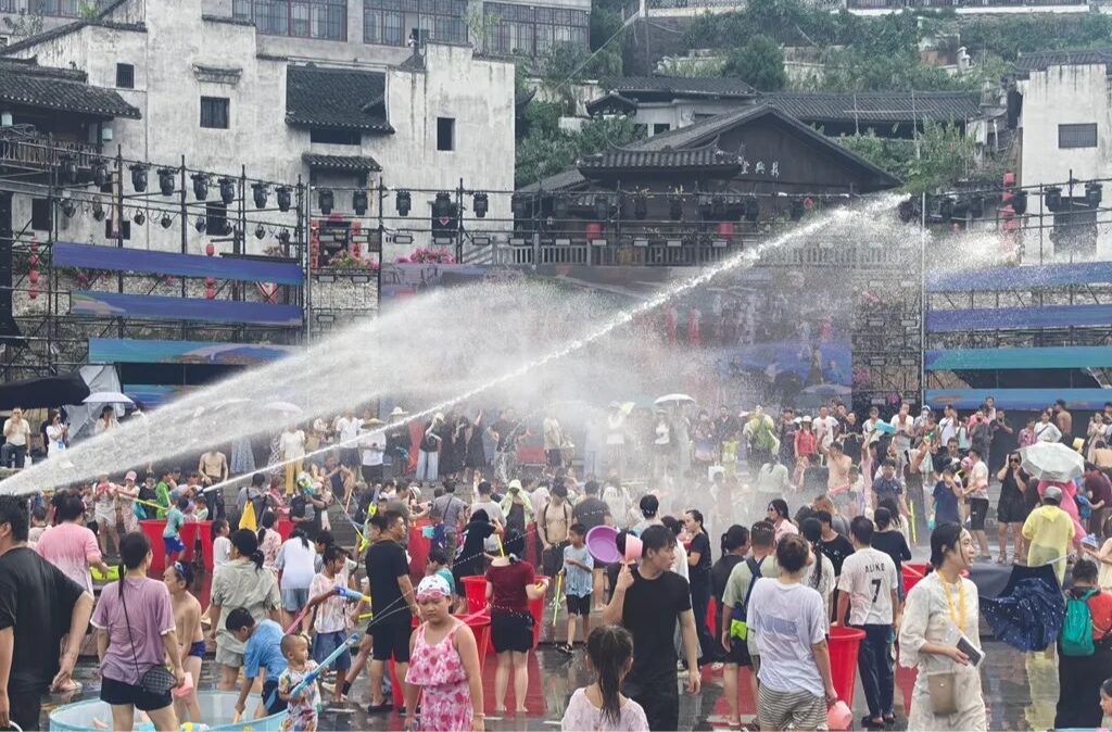 盛夏泼水狂欢启幕 八月天天乐再掀高潮
