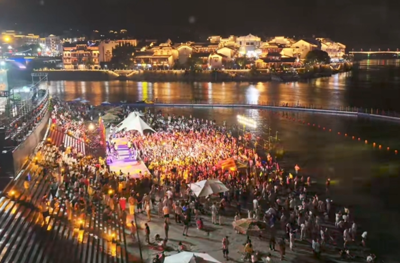 江风伴乐燃夏夜 浪浪滩文艺演出精彩纷呈