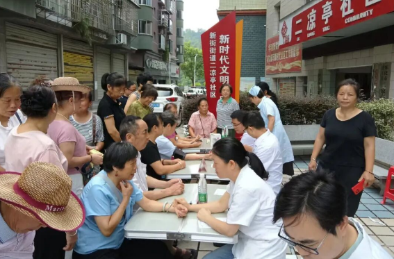 党建引领送健康 义诊服务暖民心