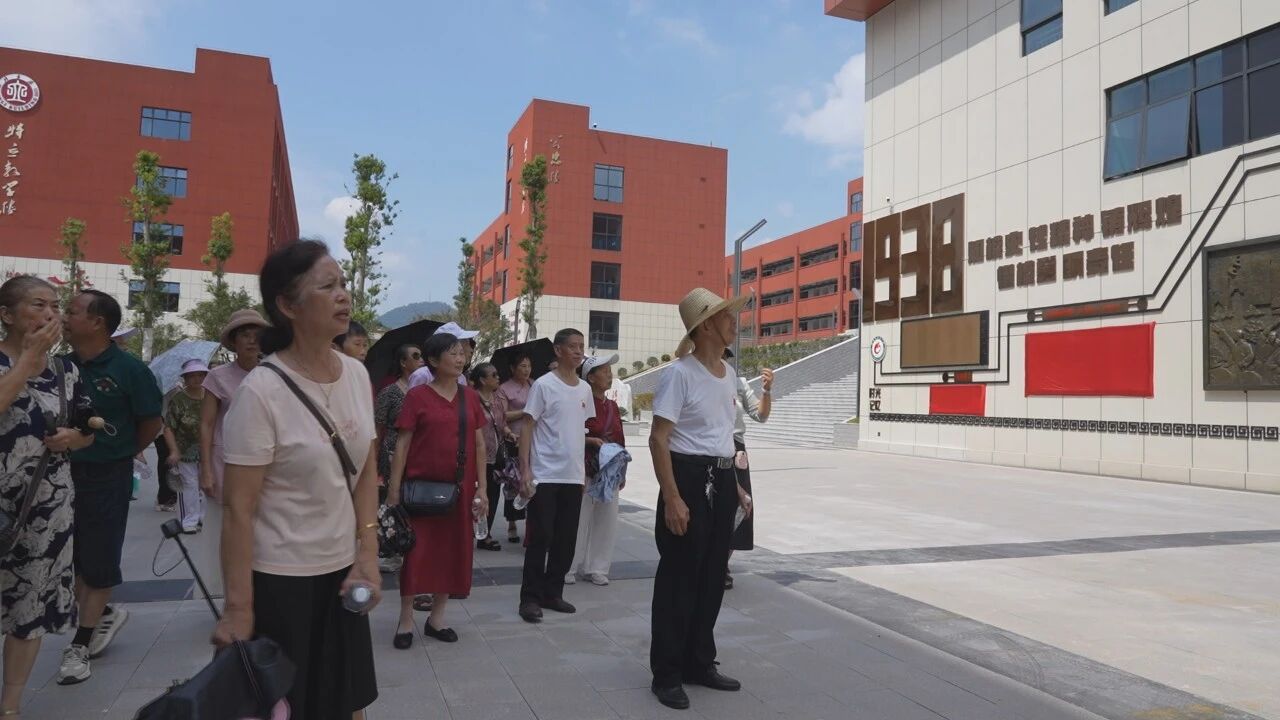 银发见证新蜕变 校园新貌焕新颜