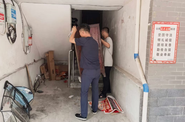 剪除飞线消险患  清整楼道护安居