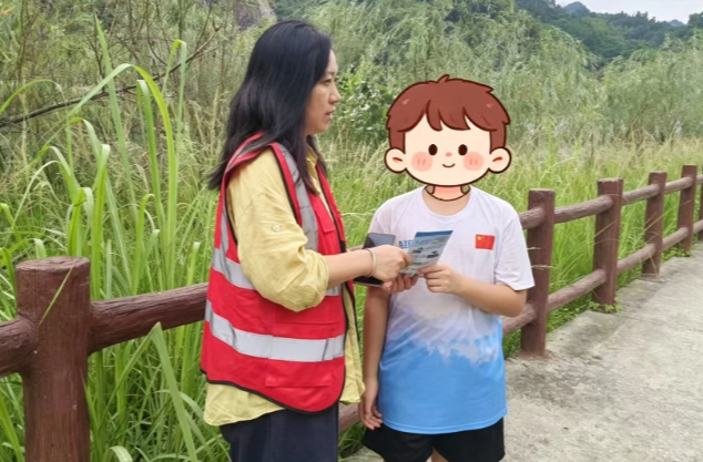 小学生河边玩耍 志愿者及时劝阻