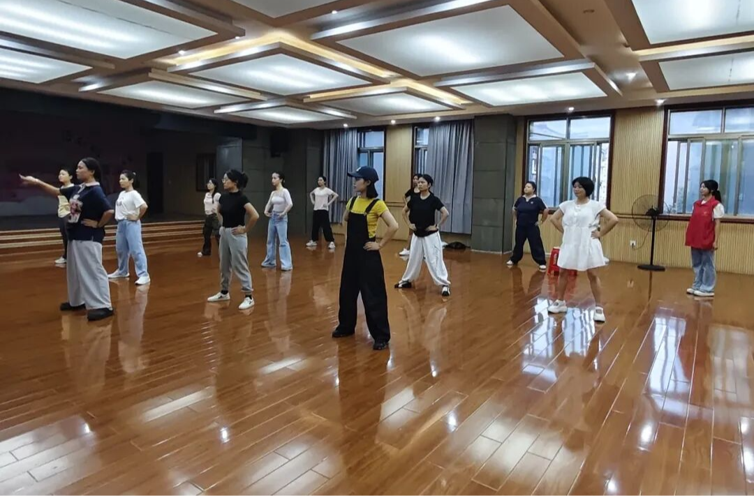 青春返家乡 舞动绽芳华