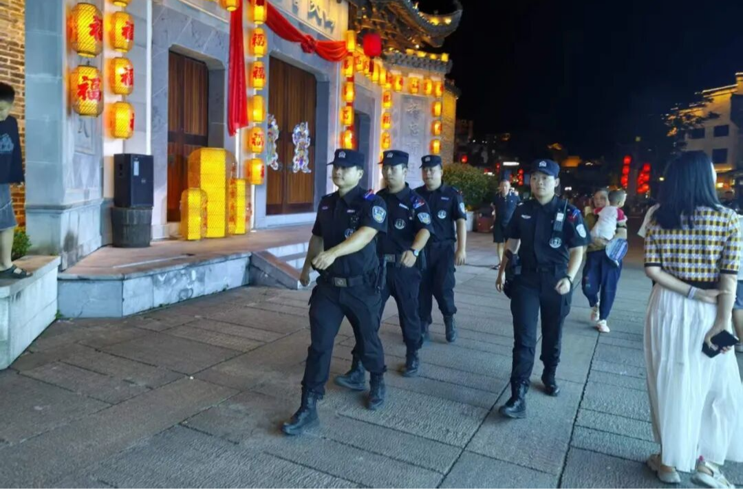 “警”色正浓，平安随行