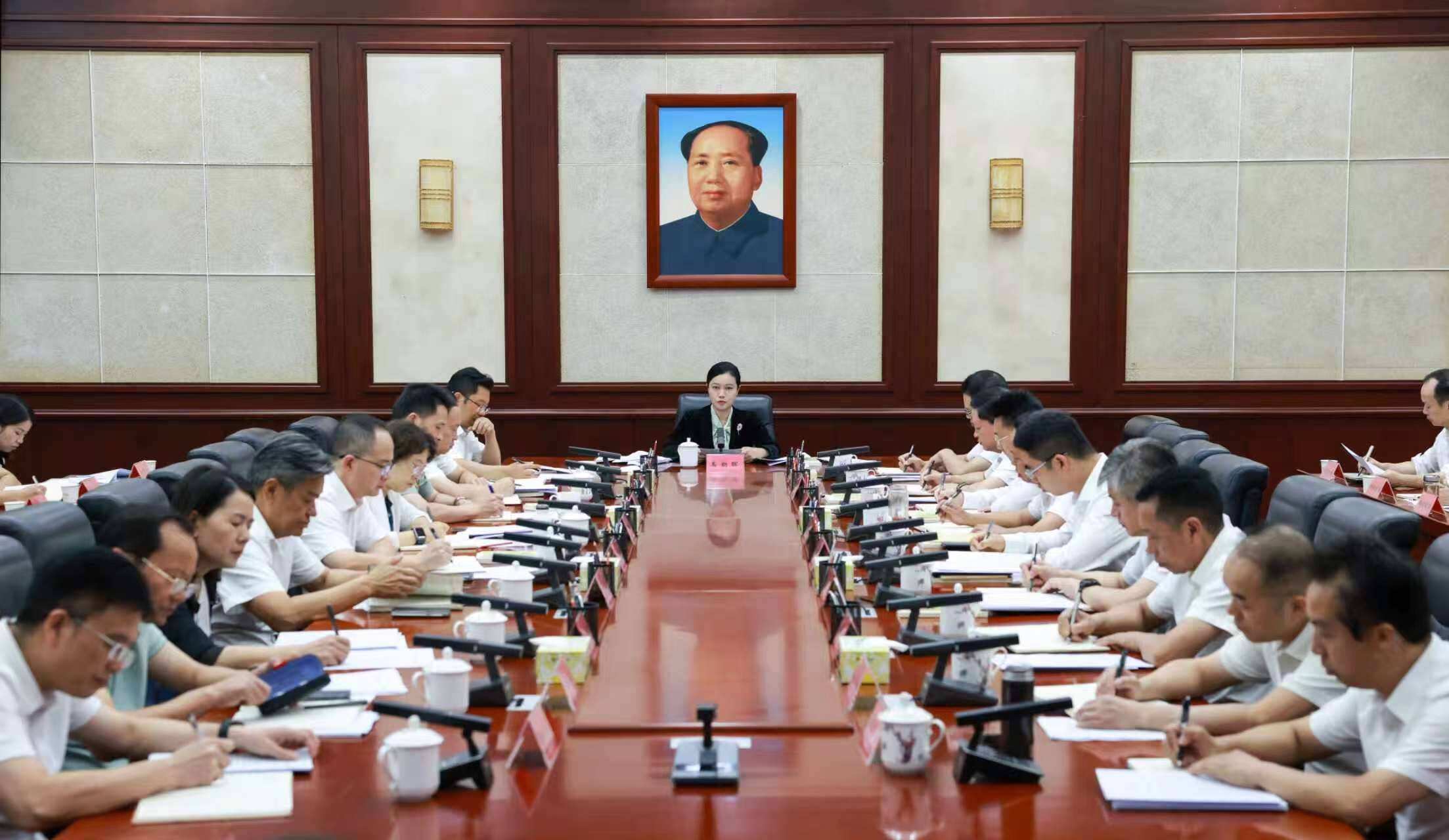 韦朝晖主持市委理论学习中心组集体学习
