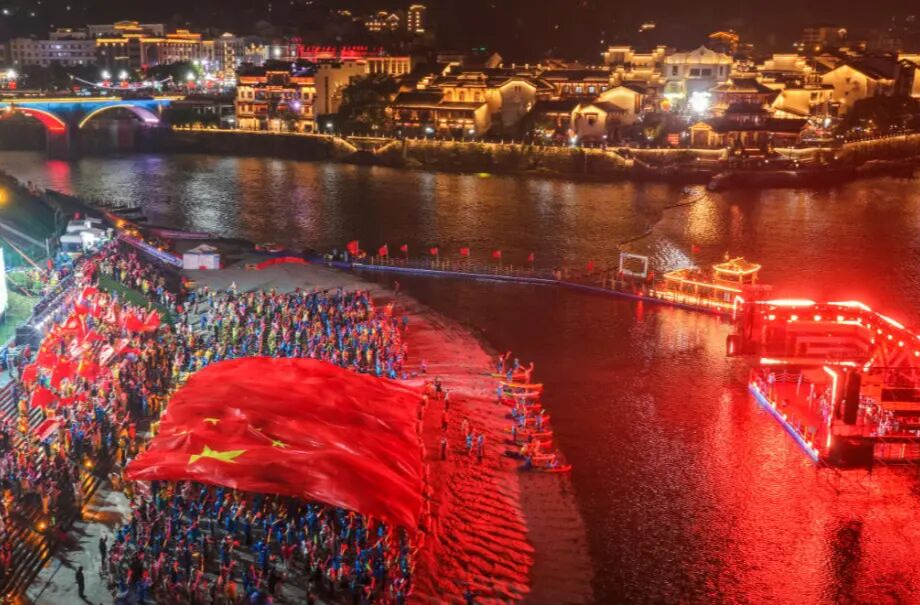 洪江古商城：国旗漫卷浪浪滩，千人合唱颂祖国