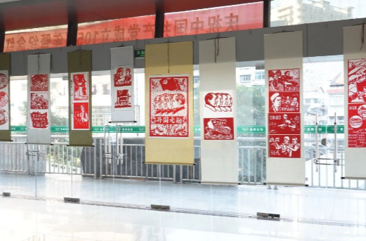 洪江区举办主题书画剪纸作品展