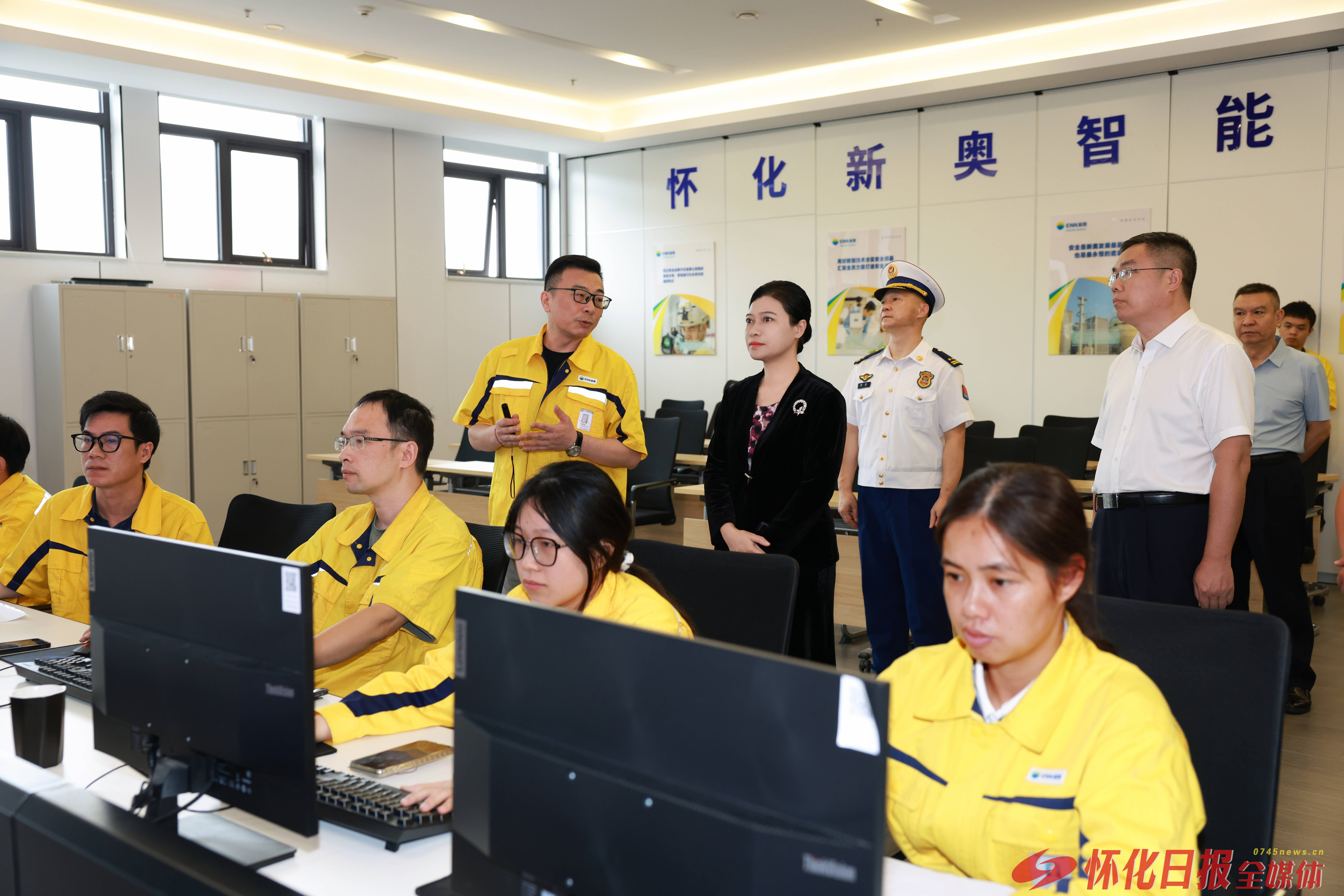 韦朝晖调研检查节假日期间安全生产、市场保供等工作