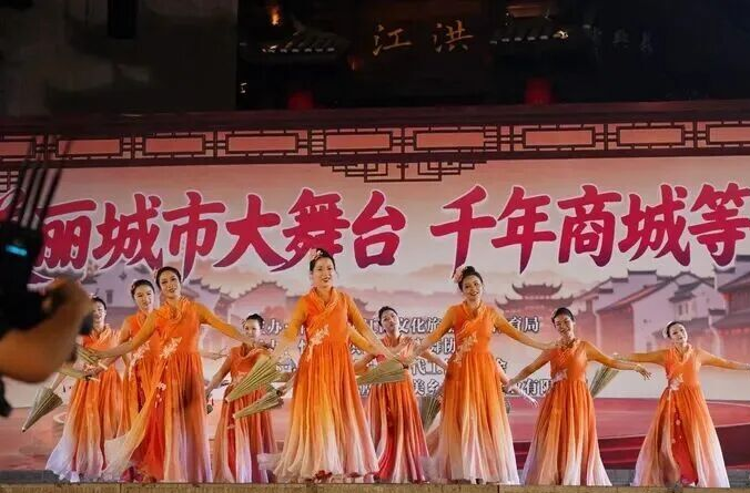 千年商城流光溢彩 千人展演共赴芳华