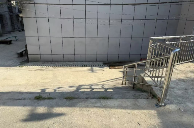 台阶添扶手  民生有温度
