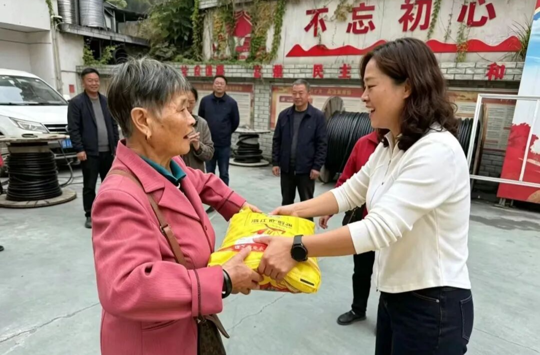 桂花飘香庆佳节，党群连心话团圆